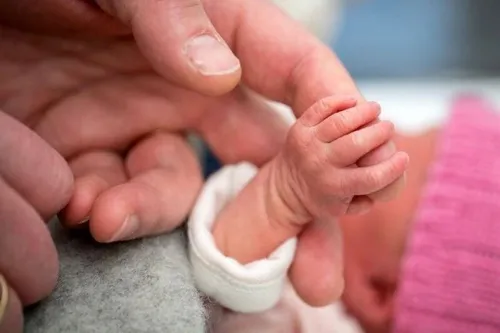 ترخیص نوزاد ۷۰۰ گرمی بعد از ۴۸ روز، عکس