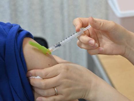 تزریق دز سوم واکسن کرونا به افراد بالای ۷۰ سال در اسپانیا