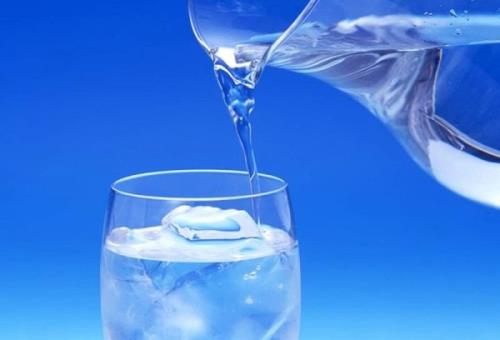رژیم غذایی صحیح با مصرف روزانه ۶ تا ۸ لیوان آب سالم